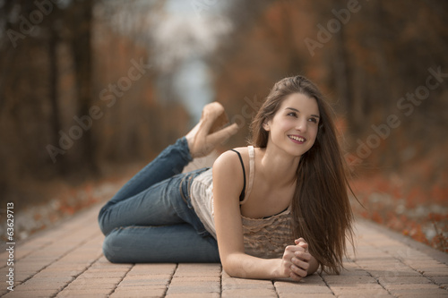 Obraz na płótnie Ragazza in autunno w salonie