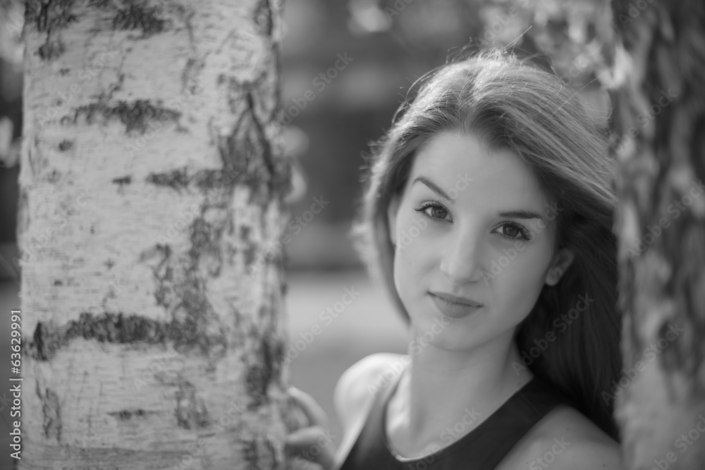 Ragazza in autunno B&W