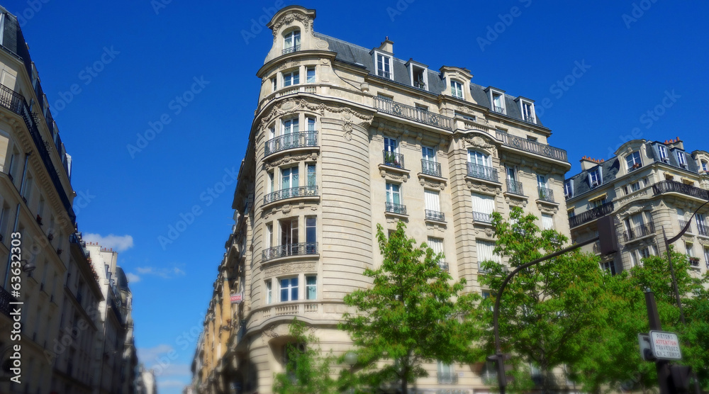 Bâtiment parisien sur fond de ciel bleu