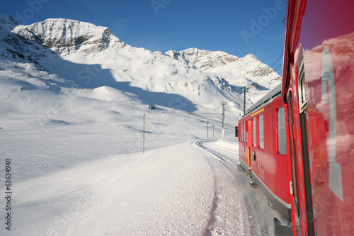 treno rosso del bernina alpi svizzere in inverno photo