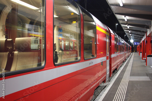 treno rosso del bernina alpi svizzere in inverno photo