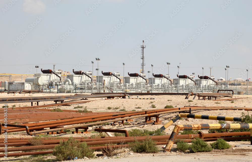 Φωτογραφία Oil and gas industry in the desert of Bahrain, Middle East