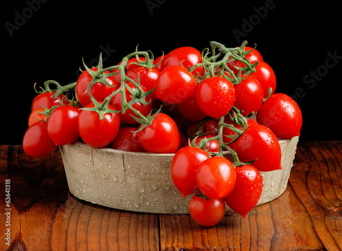 pomodoro di pachino biologico nella cassetta di legno photo