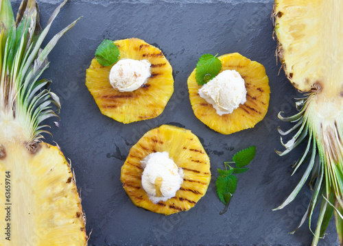 Gegrillte Ananas mit Eiscreme photo