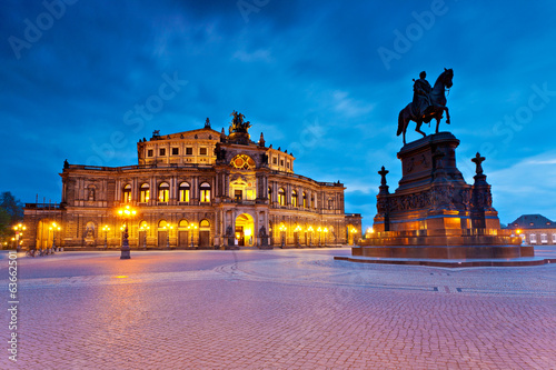 Dresdner Semperoper am Abend photo