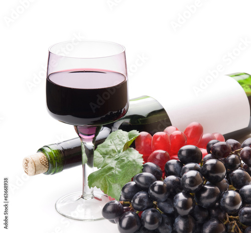 Fototapeta Naklejka Na Ścianę i Meble -  Glass of black wine and grapes on white background