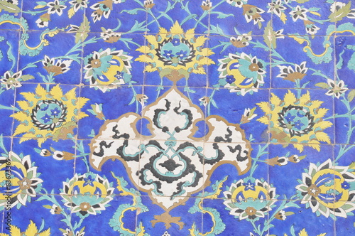 Blumenmuster auf glasierten Fliesen