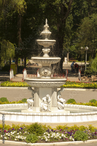 Работающий фонтан в парке