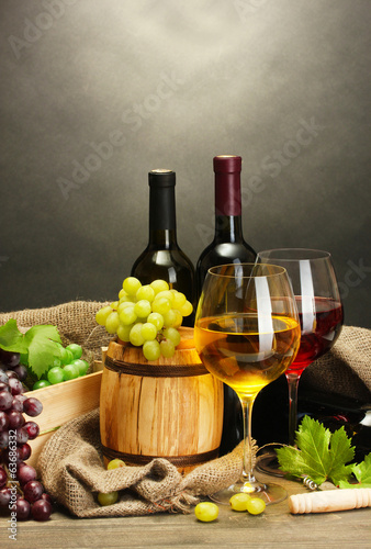 Fototapeta Naklejka Na Ścianę i Meble -  barrel, bottles and glasses of wine and ripe grapes