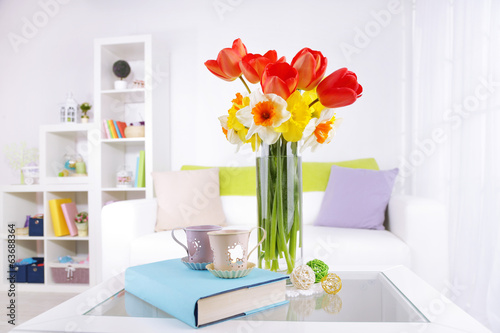 Fototapeta Naklejka Na Ścianę i Meble -  Beautiful spring flowers in vase on home interior background