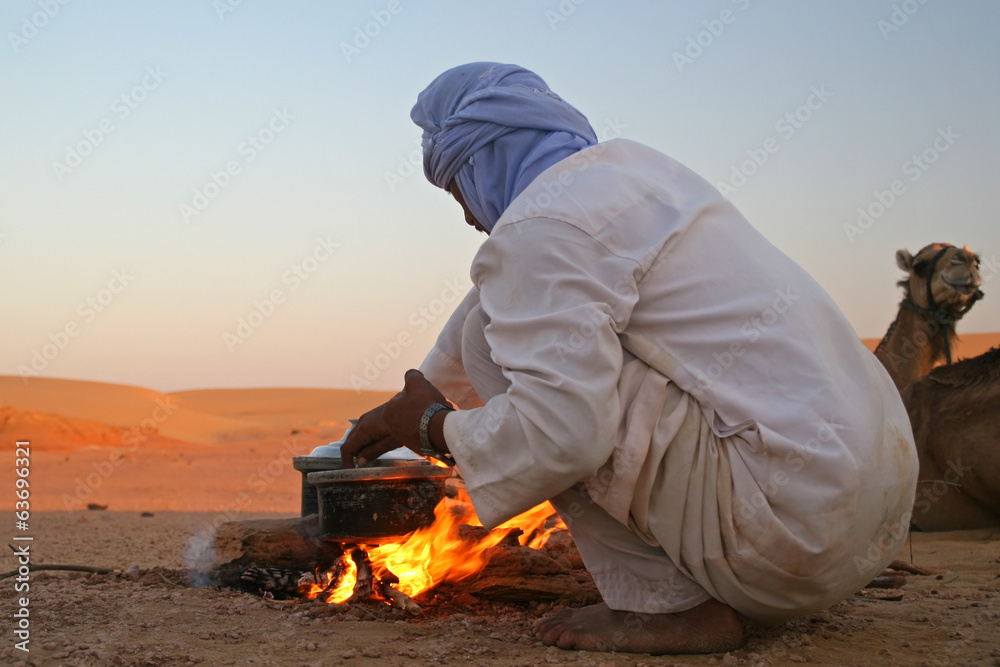 Native arab bedouin making a dinner in the desert - obrazy, fototapety, plakaty 