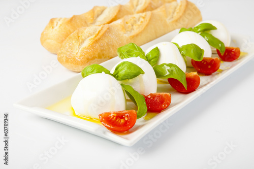 Mozzarelle con pomodorini,basilico e baguette