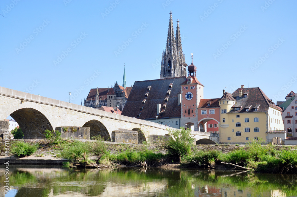 Fototapeta premium The Cathedral and the city of Regensburg, Germany, Europe