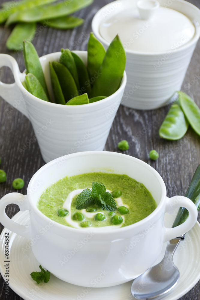 Puree the soup young green peas. Puree the soup young green peas.
