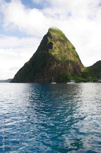 Bateaux devant le piton de Sainte Lucie