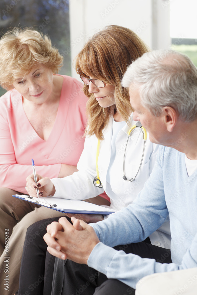 Obraz premium Female doctor with senior patient