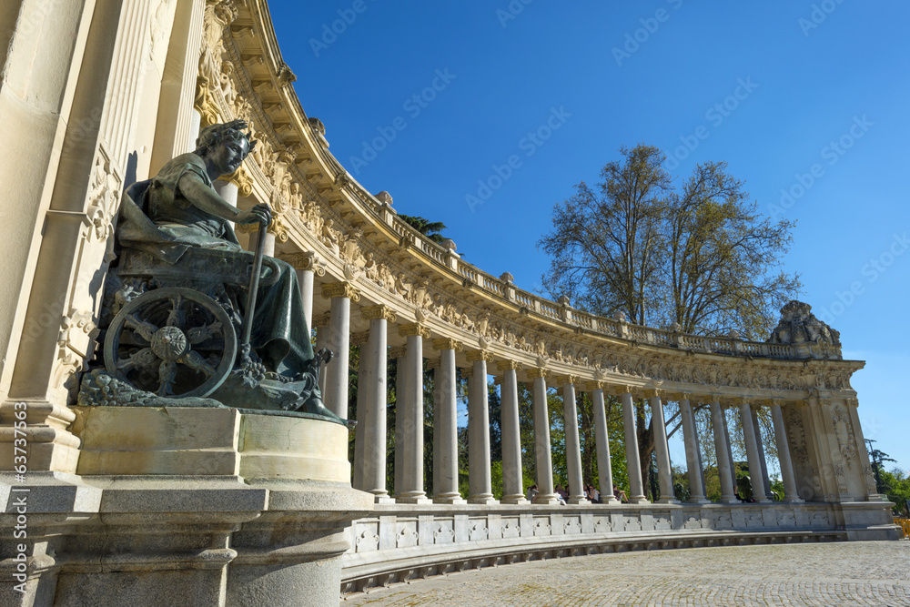 Naklejka premium Colonnade in the Retiro Park in Madrid