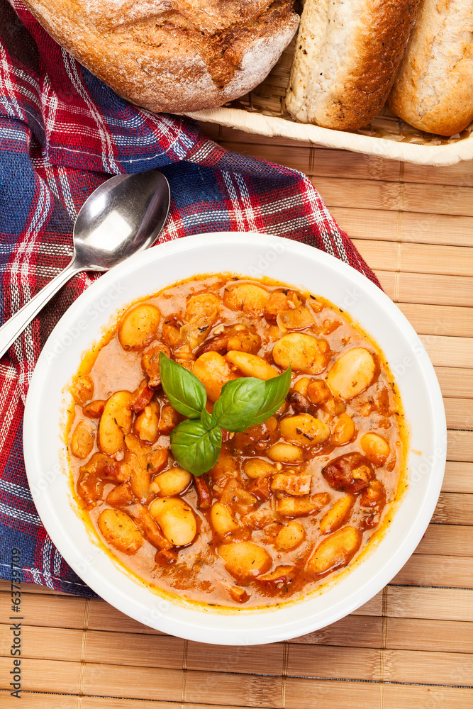 Beans with tomato sauce, bacon and sausage Beans with tomato sauce, bacon and sausage