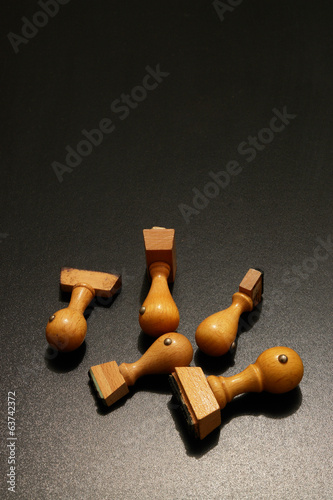 stempel auf schwarzem untergrund