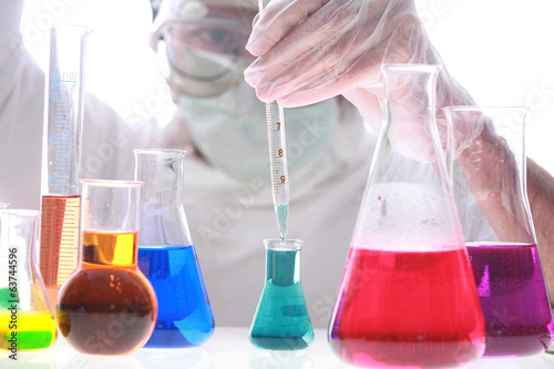 jemand mischt chemikalien
