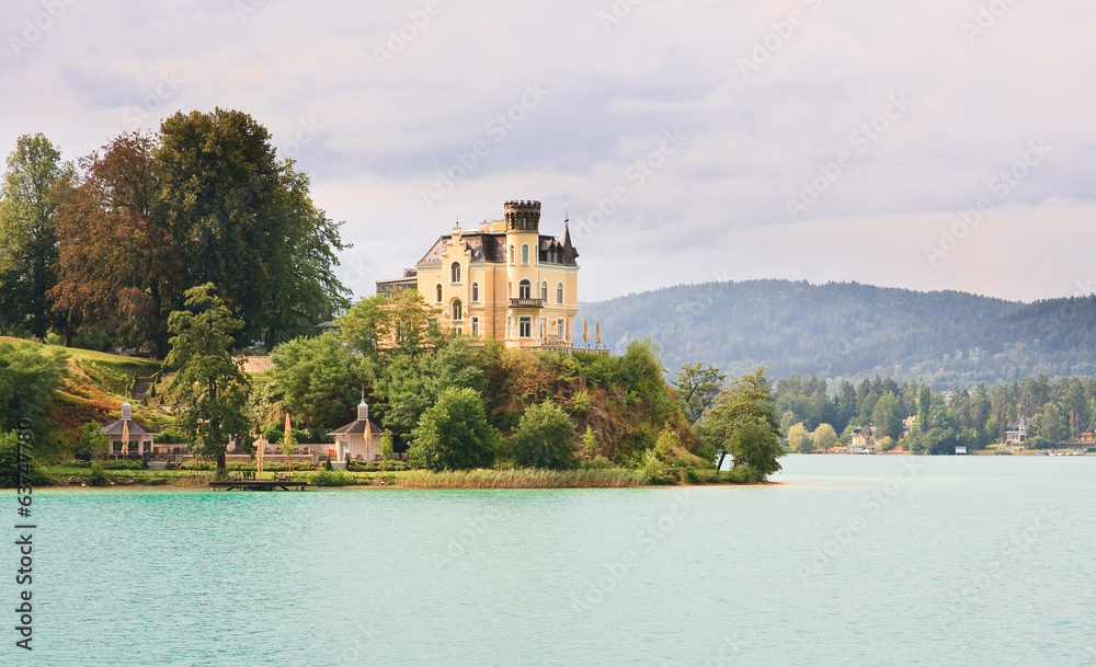 Fototapeta premium Reifnitz Castle on Lake Worth in Carinthia, Austria