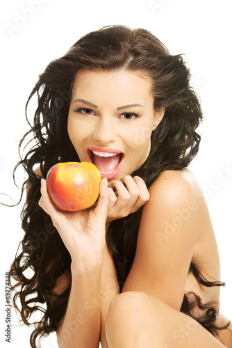Fototapeta Szczęśliwa naga kobieta z jabłkiem