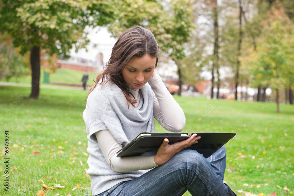 Obraz premium Young woman using tablet computer