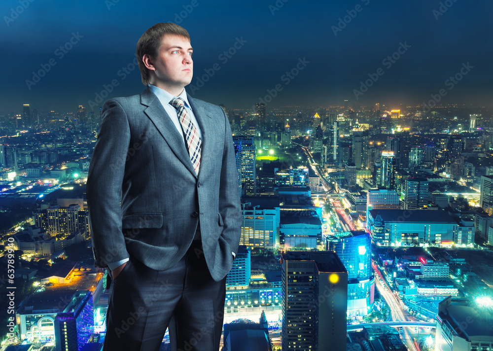 Fototapeta premium Businessman staying infront of city view
