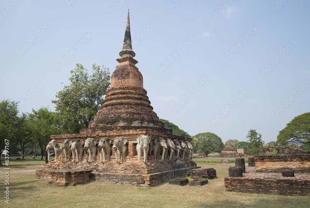 Чеди храма Ват Сорасак в Сукхотае. Таиланд