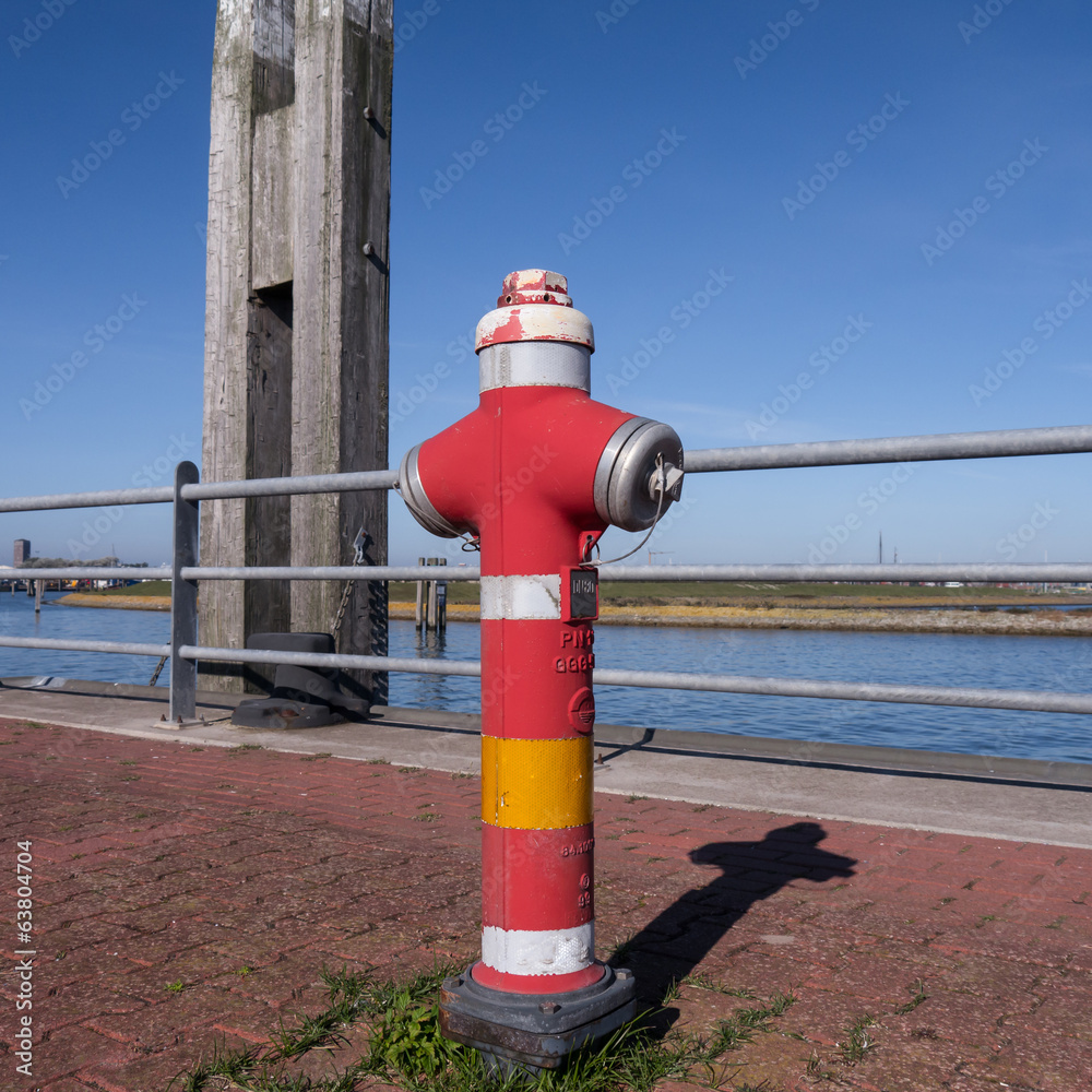 roter hydrant am meer
