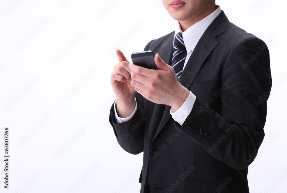 スマートフォンを持つビジネスマン