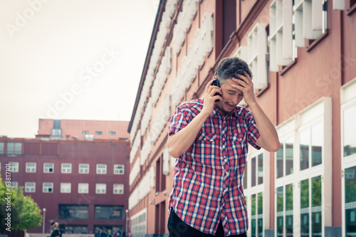 фотографія Man in short sleeve shirt talking on phone