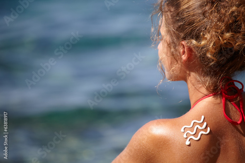 Quadro em tela Woman with suntan lotion at the beach in form of a waves