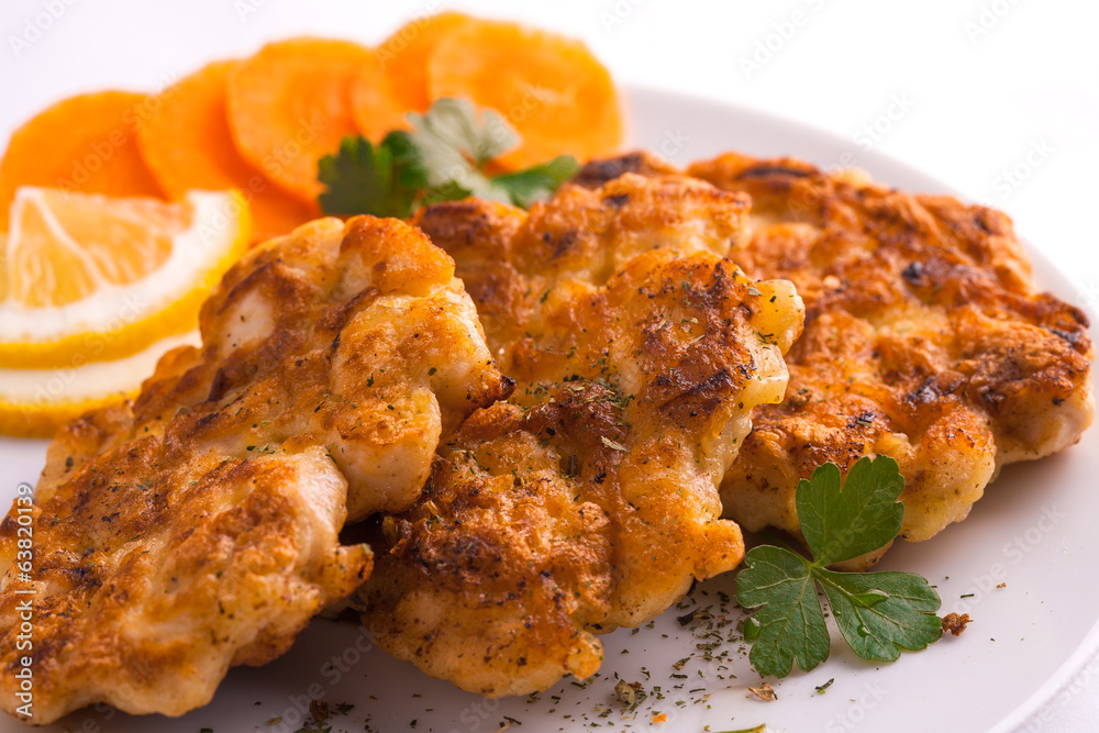 Chicken cutlets with lemon and carrots