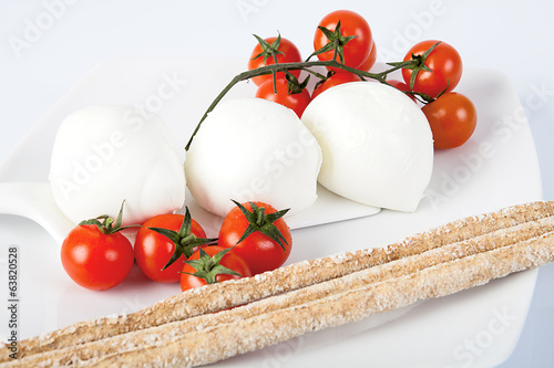 Mozzarella di bufala con pomodorini e grissini