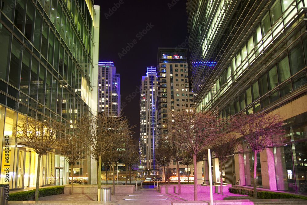 Naklejka premium LONDON, CANARY WHARF UK - APRIL 4, 2014 Canary Wharf square view