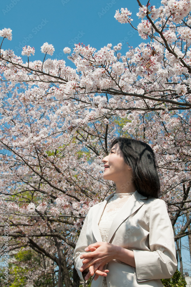 桜とビジネスウーマン 桜とビジネスウーマン