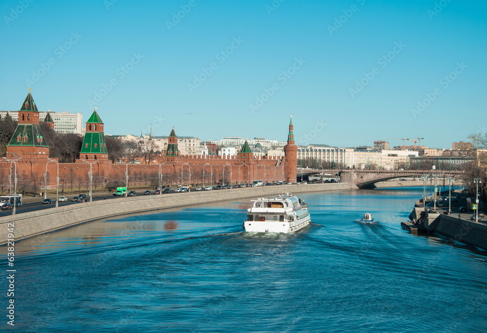 Obraz premium Navigation on the Moscow River