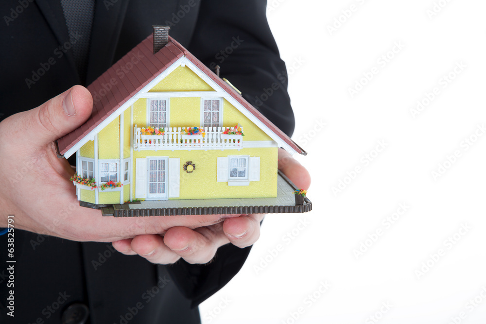 Business Hände hält Miniaturhaus Nahaufnahme Business Hände hält Miniaturhaus Nahaufnahme