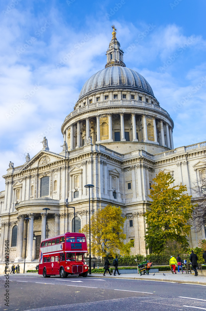Naklejka premium St. Paul's Cathedral and red doubledeckers with tourists, UK