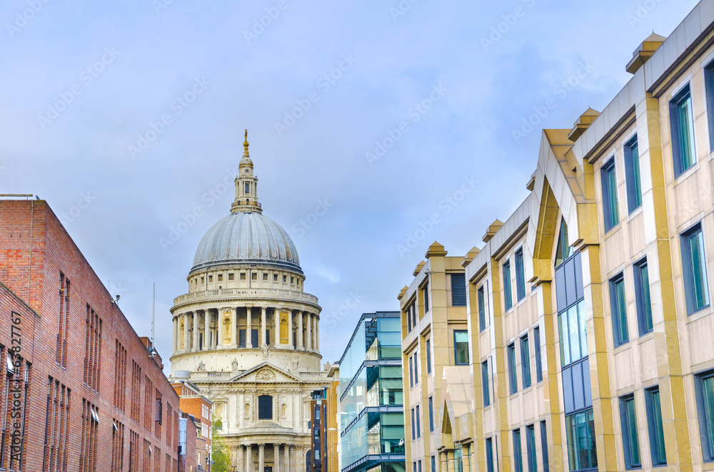 Fototapeta premium St Pauls Cathedral in London. View from millenium bridge