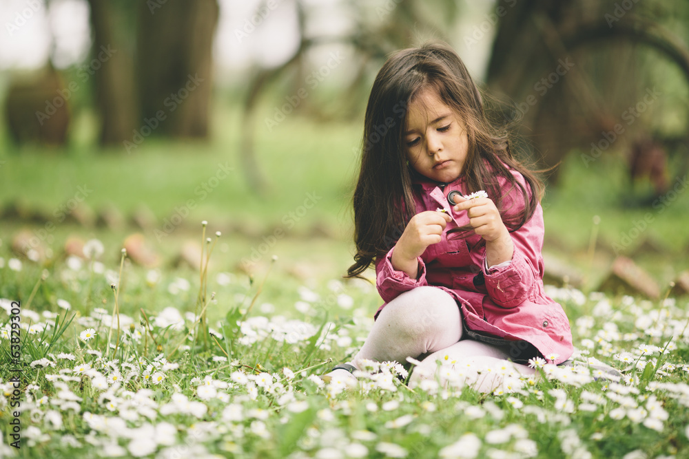 Fototapeta premium Little girl in the spring field