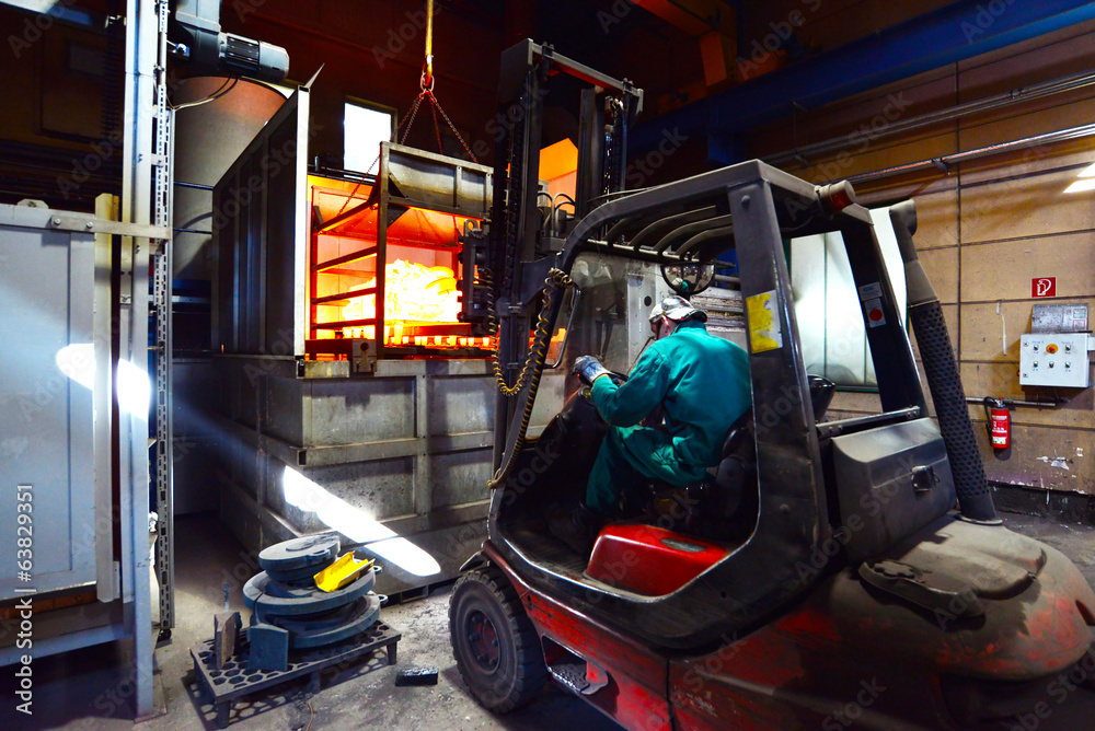 Fototapeta premium Verladung glühendes Gussteil aus Hochofen