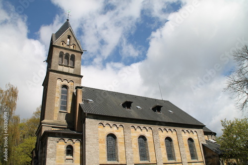 Eine Kirche im Sonnenlicht photo