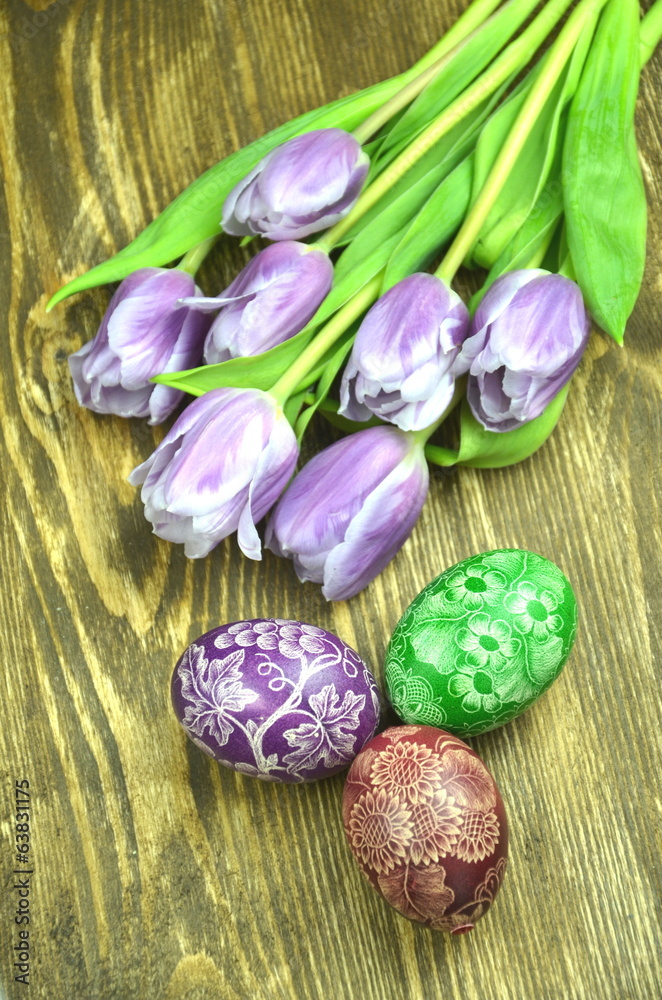 piękne pisanki wielkanocna i tulipany