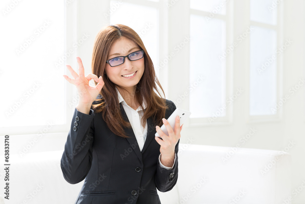 スマートフォンを見る女性　ビジネス