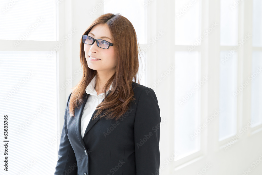 眼鏡を掛けた女性　ビジネス