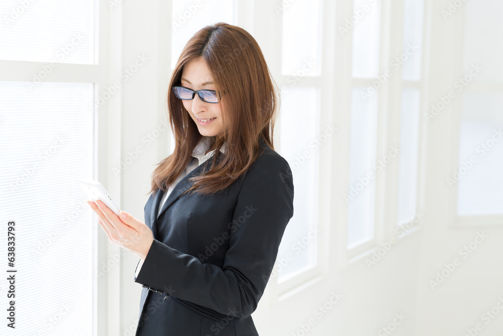 スマートフォンを見る女性 ビジネス スマートフォンを見る女性 ビジネス