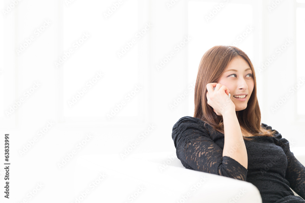 部屋で電話をする女性