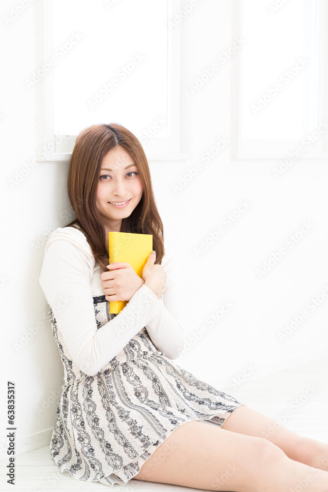 部屋で本を読む女性 部屋で本を読む女性
